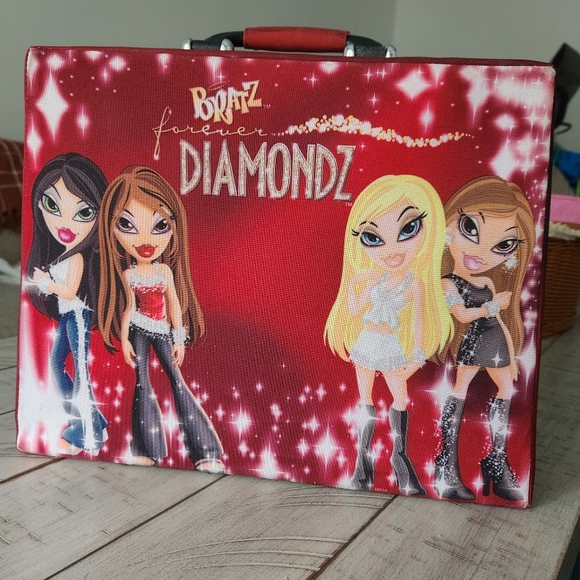 Bratz Forever Diamonds Zippered Doll Case - Picture 1 of 11